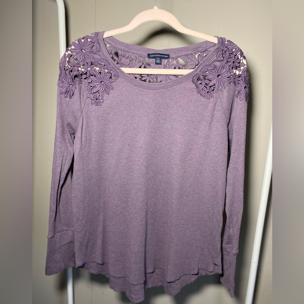 Médium American Eagle, long sleeve with flower cut out on the shoulders.